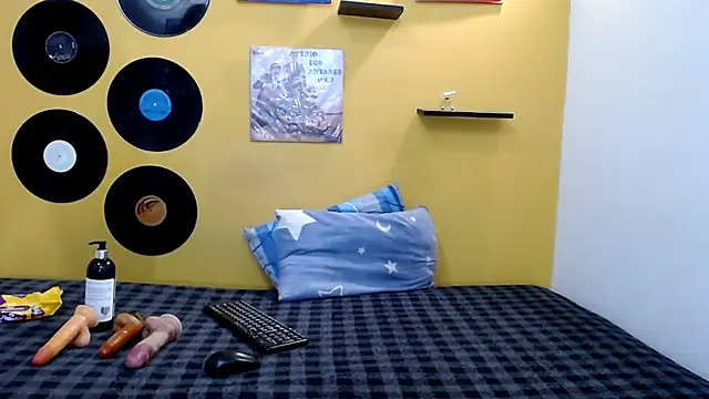 skinnyverus18 online show from March 4, 8:26 pm