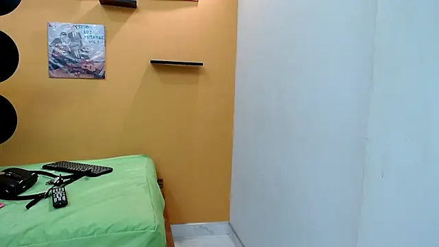 skinnyverus18 online show from February 20, 6:20 pm