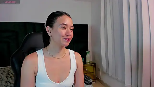 SaraWagner  online show from March 31, 12:10 am