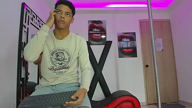 PRETTY FEM online show from October 16, 3:14 pm