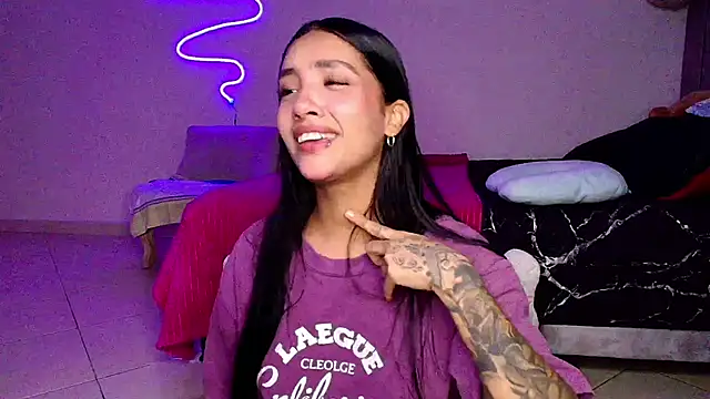 mia yireth online show from April 4, 9:35 pm