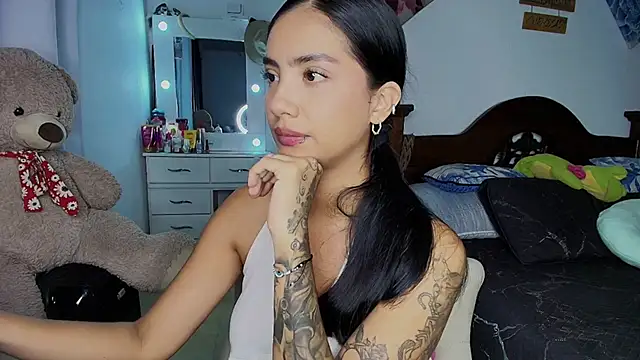 mia yireth online show from October 9, 1:21 am