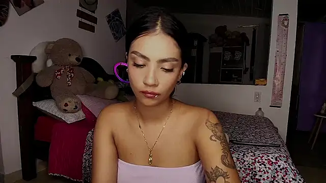 mia yireth online show from September 19, 1:04 am