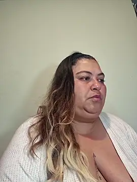 curvy diva  online show from February 5, 11:35 am