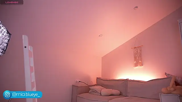 Miablueye online show from September 18, 4:16 pm