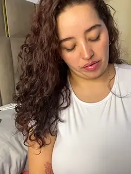LoanaSantos online show from June 17, 10:00 pm