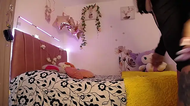 Liahdiaz  online show from April 13, 2:29 pm