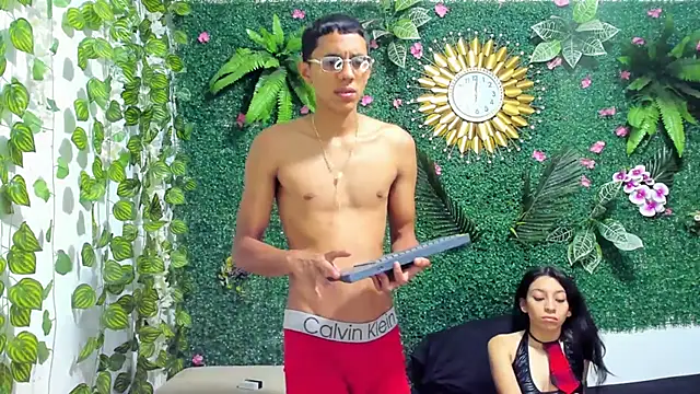 MielAndLeo online show from September 15, 8:33 am