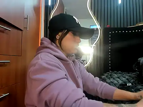 scarletr red online show from October 16, 10:45 pm