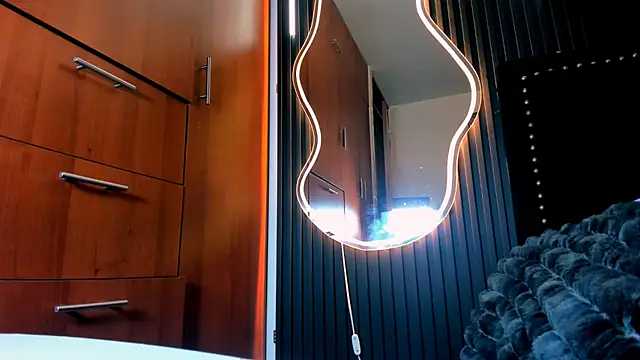 scarletr red online show from September 25, 10:40 pm