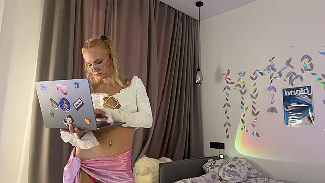 lxsundollyxl online show from September 25, 4:44 am