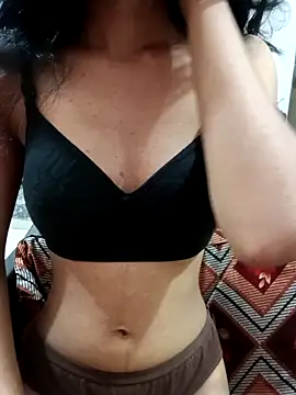 Daizy Shah online show from October 2, 5:40 pm