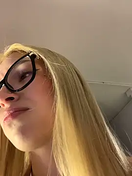 PrettyAshley  online show from April 9, 12:24 am