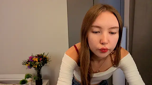 ElfredaTupy online show from September 11, 6:03 am