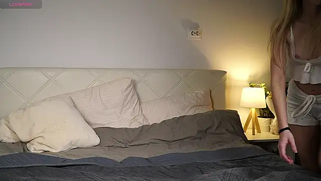 KaeliaScorch online show from February 15, 12:15 pm