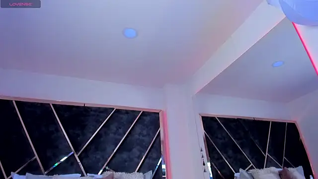 SusanaHenao online show from April 14, 6:30 pm