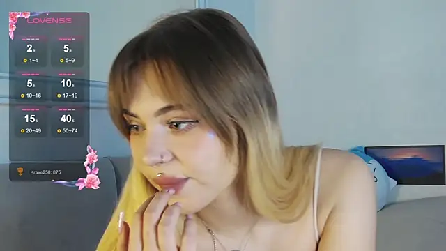 LunaMillie online show from December 19, 10:40 am