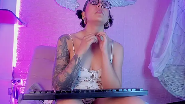 LolaXXXperience online show from October 3, 12:10 pm