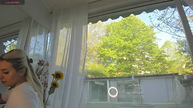 Ella Vee online show from April 24, 5:43 am