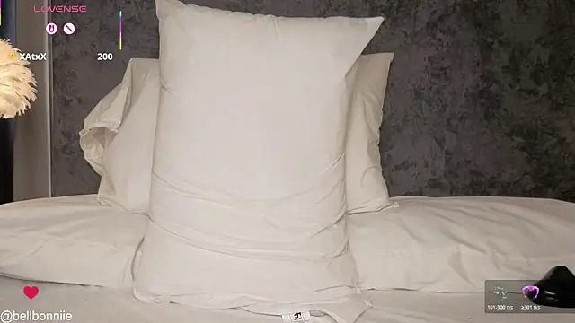 belllbonniie online show from March 31, 8:20 pm