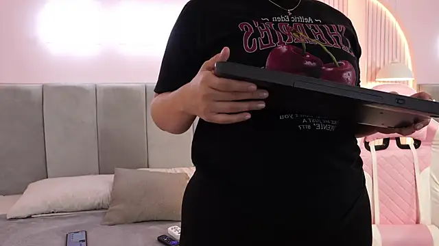 Tayler Kim online show from January 8, 6:45 pm