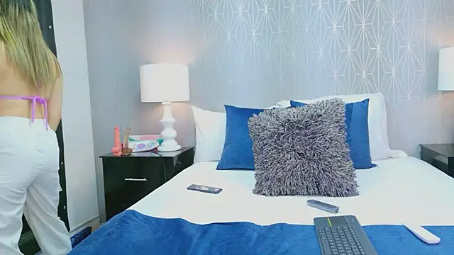 ZoeWilliis online show from February 11, 1:01 pm