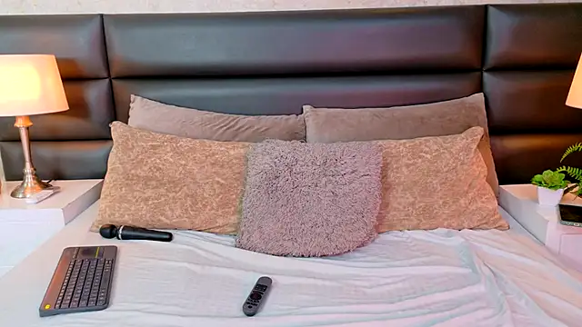 SophieCurves online show from October 9, 6:45 pm