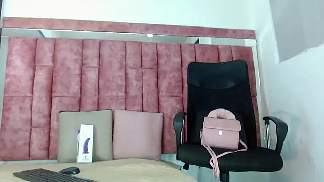 Penelopee Rouse online show from September 16, 9:23 pm