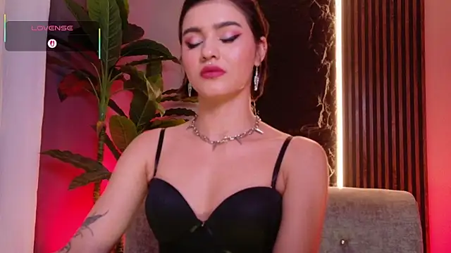 La Diabla 111  online show from October 6, 7:07 pm