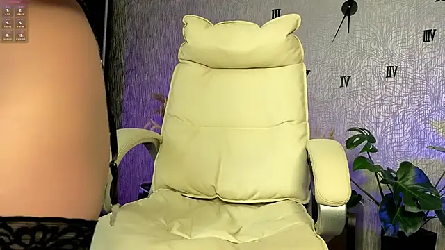 NikkiiStill online show from February 26, 9:25 pm