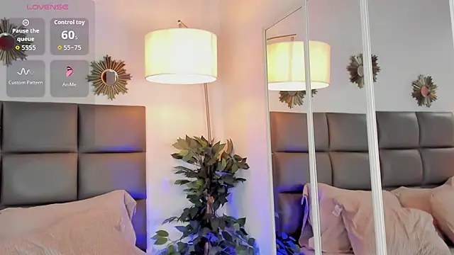 nicolehenna online show from September 10, 8:20 pm