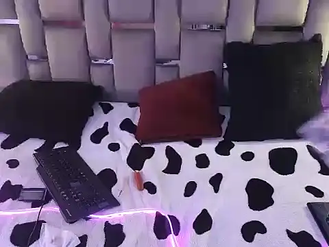 Mia2xsmith online show from December 17, 5:44 am