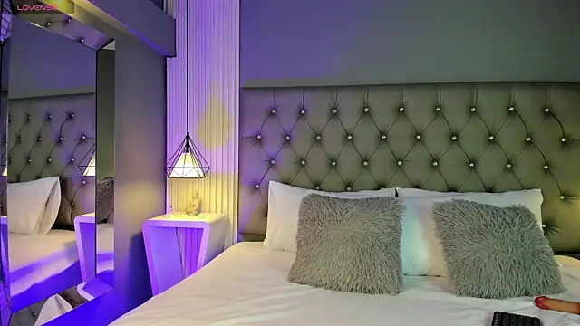 LunaBloomn online show from October 28, 5:08 pm