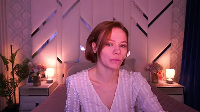 ShyySiren online show from April 18, 7:00 am