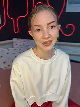 MilaMoone online show from April 9, 11:15 am