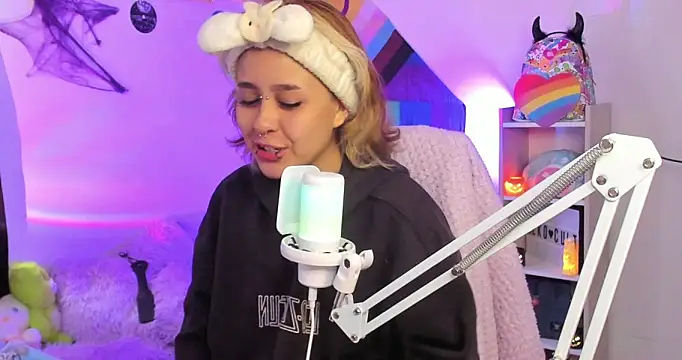 NekoWaifu online show from October 4, 1:06 pm