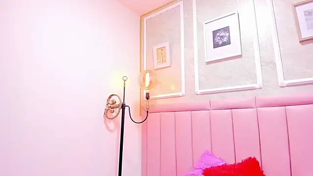 HoollyHendrix online show from December 4, 8:31 pm