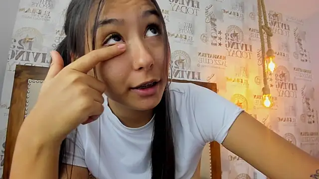 ALAHIACRUZ1 online show from March 28, 7:57 pm