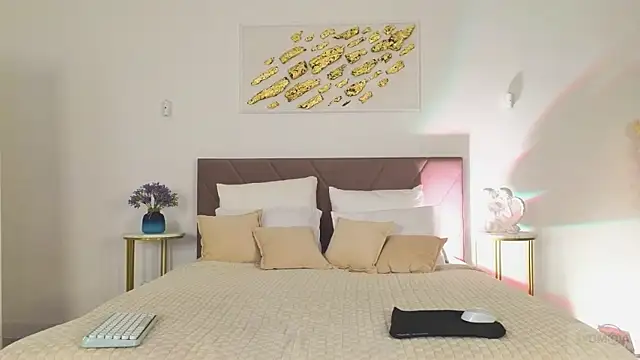 Nicole Broown  online show from April 14, 8:53 pm