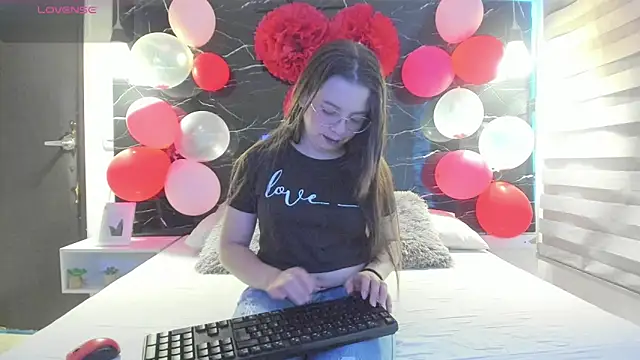 ZOE LE online show from February 21, 11:55 am