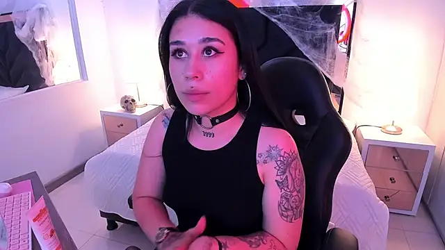 SusanVilla online show from October 20, 7:28 pm