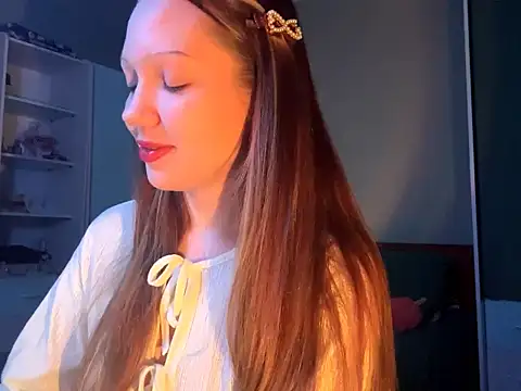 EmiIyKitty online show from October 12, 8:00 pm