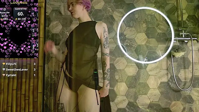 luna son online show from October 1, 10:15 pm