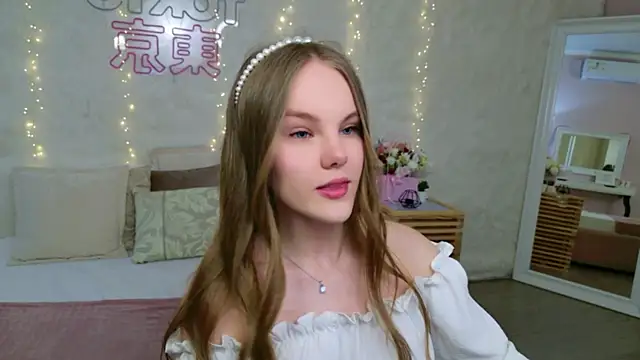 Lili Lohan online show from April 18, 5:21 am