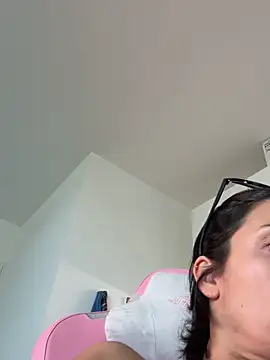 LaPetiteKim online show from April 4, 11:53 am