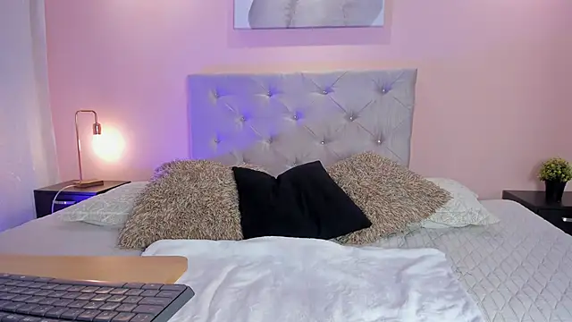 scarlettvelvet  online show from October 3, 2:00 pm