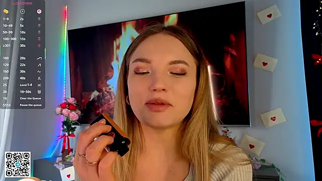 JulieLupo online show from February 19, 6:13 am