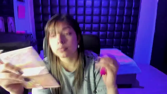 Violetta Swett  online show from December 17, 1:48 pm