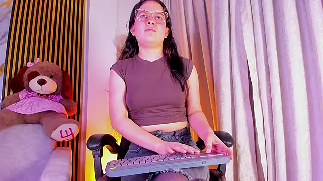 alejagarcia  online show from March 9, 2:37 am