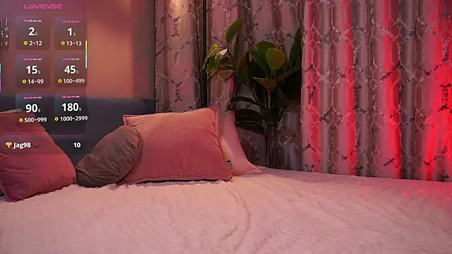 LureOfEva online show from October 12, 9:50 pm